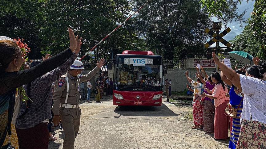 Myanmar’da yüzlerce mahkum serbest bırakıldı