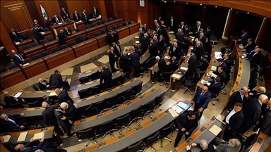 بمسدسه.. نائب لبناني يحضر جلسة برلمانية