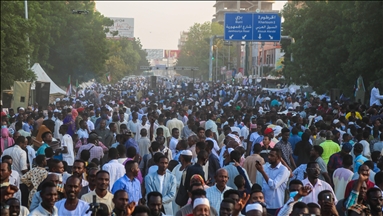 لليوم الرابع... سودانيون يعتصمون أمام القصر الرئاسي لحل الحكومة