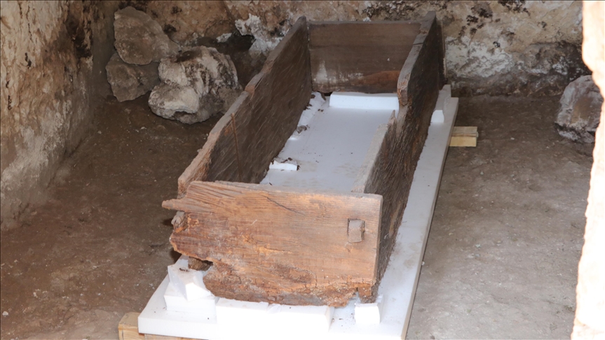 Sbide Antik Kentindeki kaya mezarında tahta tabut bulundu