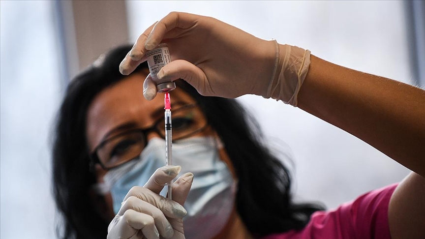 Moderna'nın kurucusu Kovid-19 aşılarıyla ilgili internetteki 'tehlikeli bilgilere' karşı uyardı