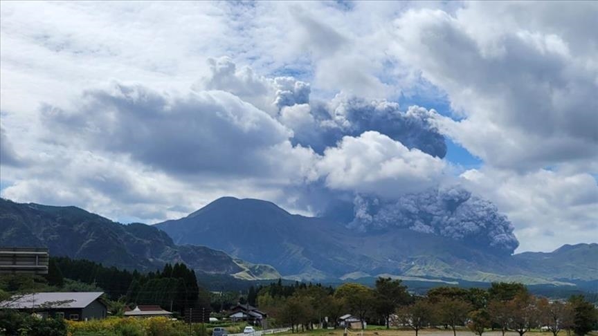 El volcán activo más grande de Japón entró en erupción