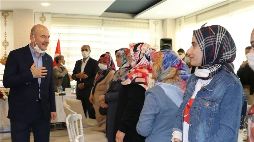 Soyluyê Wezîrê Karên Navxweyî bi dayikên Diyarbekirê ra hat ba hev