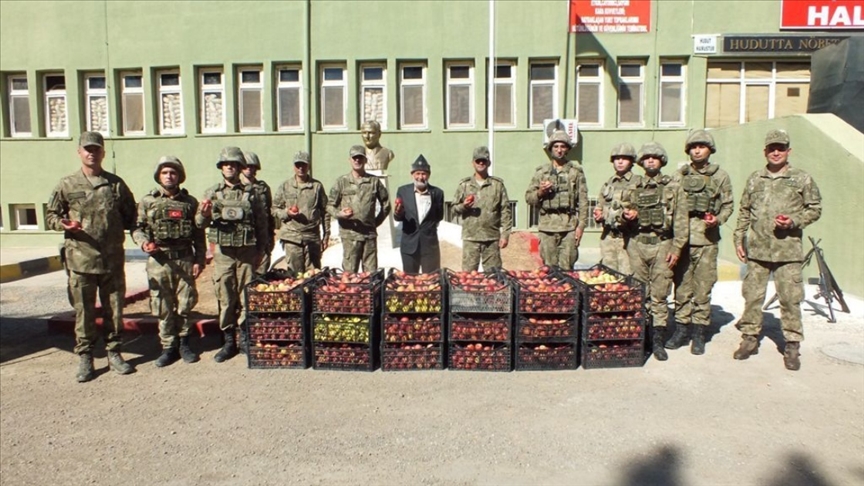 "Elmacı Dede" bahçesinde yetiştirdiği elmaları Mehmetçiğe götürdü