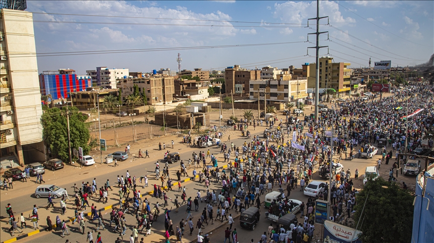 Sudan halkı,1964teki devrimin yıl dönümünde askerin yönetimden çekilmesini istedi