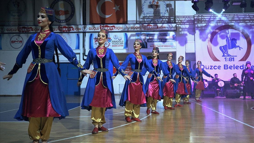 Dans topluluğu Kabardinka Düzce'de Kafkas rüzgarı estirdi
