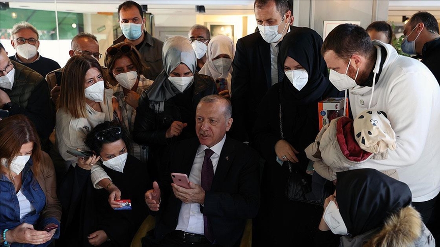 Cumhurbaşkanı Erdoğan Üsküdar'da bir kafede vatandaşlarla sohbet etti