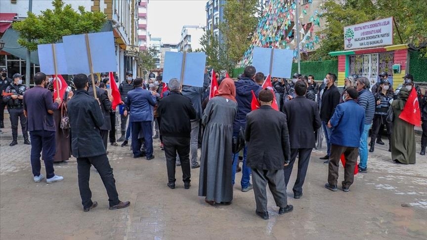 Malbatên Wanî ji bo ku bigihîjin ewladên xwe çalakiya li ber Serokatiya HDPyê ya Parêzgehê domandin