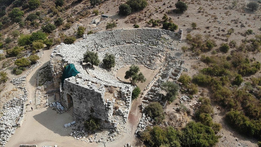 Liman kenti Kaunostaki Bizans kilisesi ve mezarlar gün yüzüne çıkarılıyor