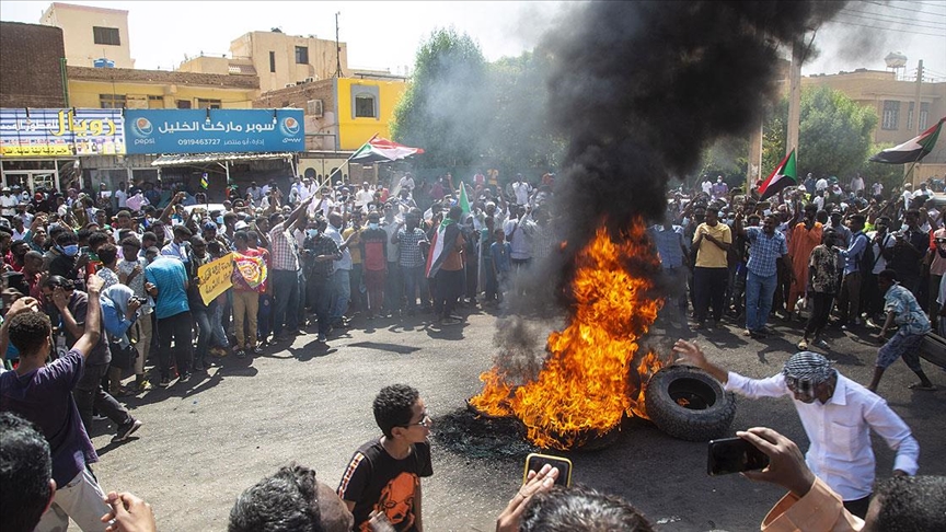 Sudanda hükümet karşıtlarından sonra destekçileri de sokaklara indi
