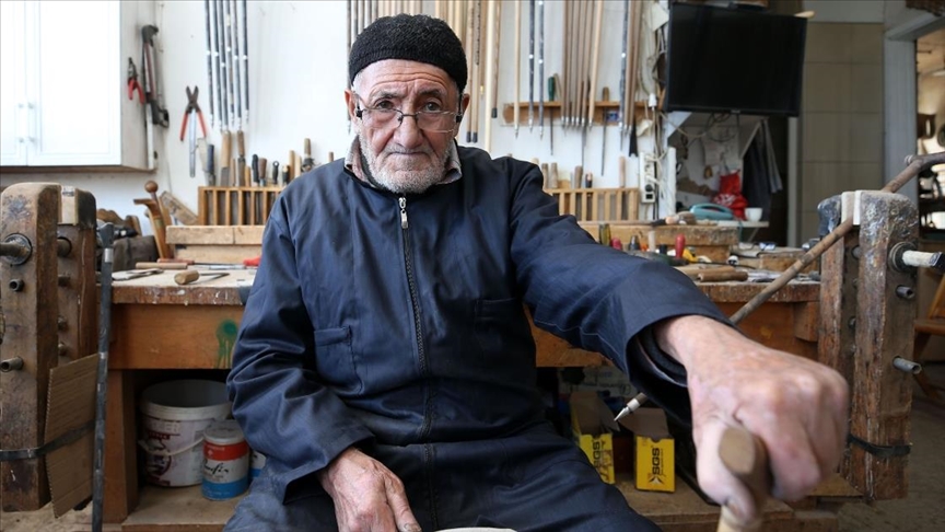 Bitlisli usta, 61 yıldır ilk günkü aşkla baston üretiyor