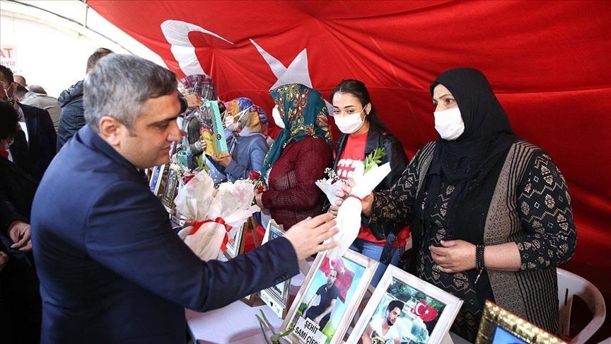 Qaymeqamê Erxaniyê Ahmet Karaaslan dayikên Diyarbekirê ziyaret kir