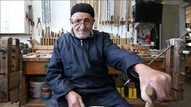 Bitlisli usta, 61 yıldır ilk günkü aşkla baston üretiyor