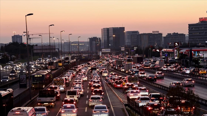 İstanbul'da akşam saatlerinde trafikte yoğunluk yaşanıyor