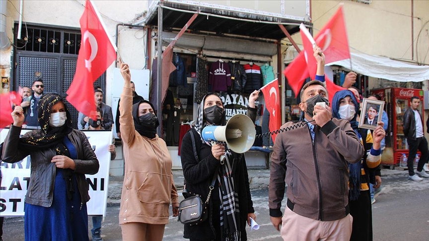 Hakkari'de çocukları dağa kaçırılan aileler HDP İl Başkanlığı önünde eylem yaptı
