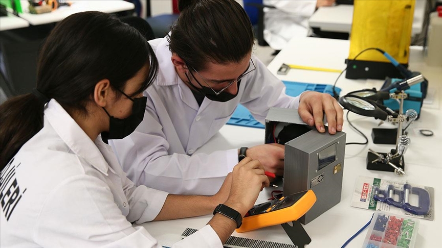 İzmir'de meslek lisesi öğrencileri çalışmalarıyla milli teknoloji hamlesini destekliyor