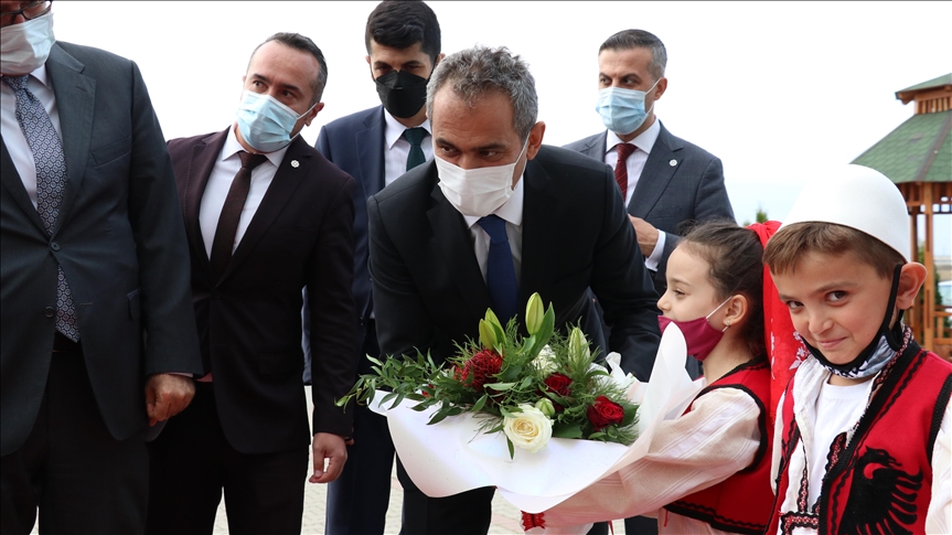Ministri turk i Arsimit, Özer, vizitoi shkollat Maarif dhe shkollën Elena Gjika në Kosovë