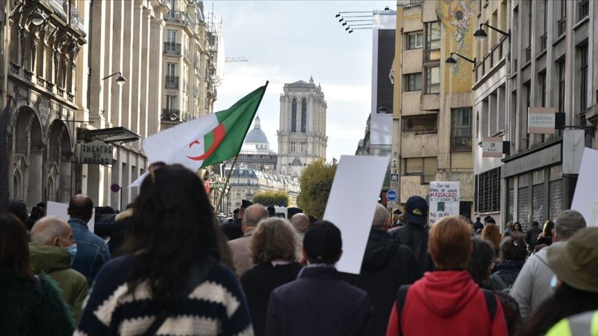 Cezayirde iki bakanlık Fransızca kullanımını sonlandırdı
