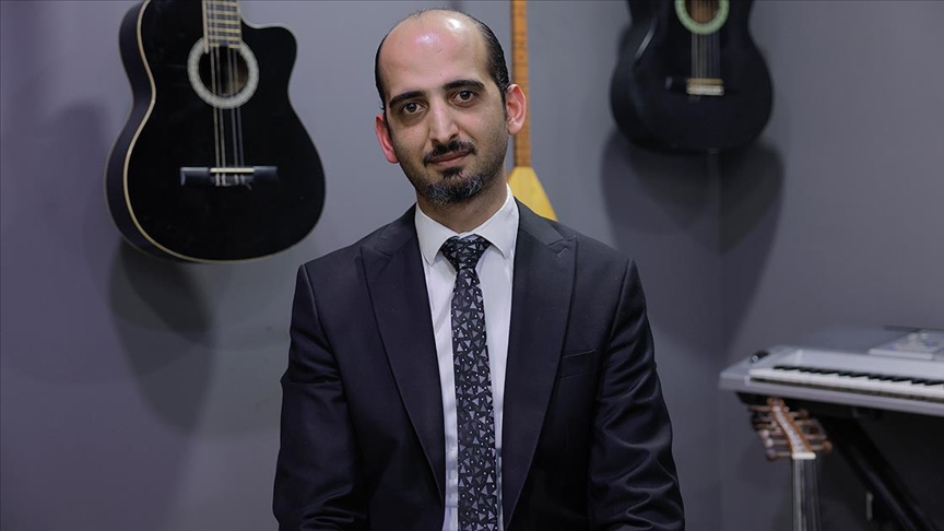 Türkiye'ye sığınan Suriyeli müzisyen, müziğin diliyle halklar arasındaki engellerin yıkılabileceğine inanıyor