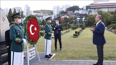 Dışişleri Bakanı Çavuşoğlu, Kore Savaşı şehitlerinin yattığı BM Anıt Mezarlığı'nı ziyaret etti
