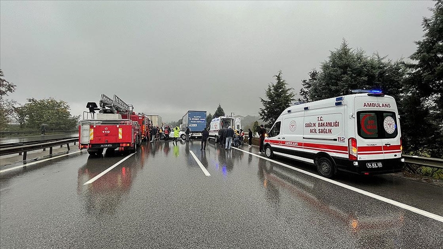 Anadolu Otoyolunda 23 aracın karıştığı zincirleme kazada 17 kişi yaralandı