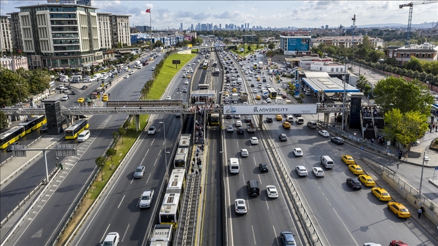 İstanbulda 29 Ekim provaları nedeniyle bazı yollar trafiğe kapatıldı