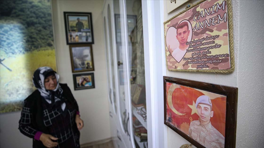 Şehit ailesi evini oğullarının hatırası eşya ve fotoğraflarla donattı