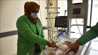 Hamileliğinde Kovid-19'a yakalanan anne bebeğine 1 ay sonra kavuşabildi