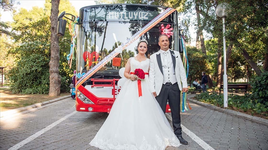İzmirde otobüs şoförlüğü yapan çift, nikaha süsledikleri belediye otobüsüyle gitti