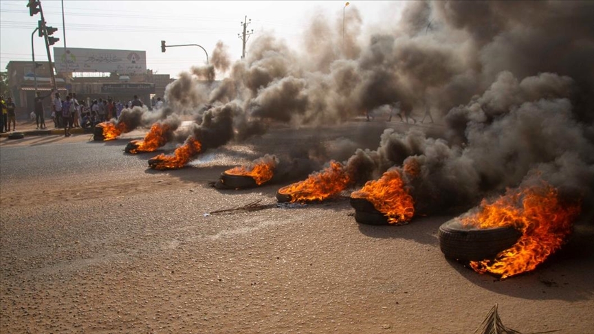 السودان على صفيح ساخن.. طوارئ واعتقالات وحل مؤسسات واحتجاجات (محصلة)