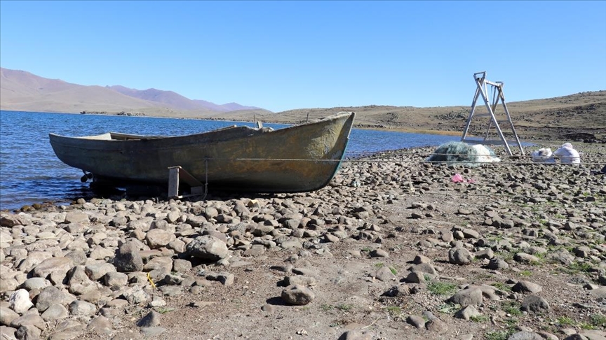 Kuraklık 'Ağrı'nın saklı cennet'i Balık Gölü'nü de vurdu