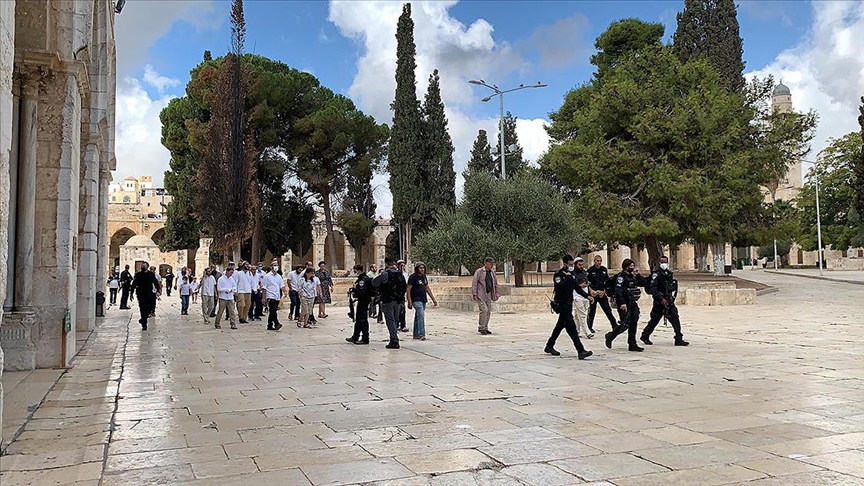 Fanatik Yahudiler İsrail polisi korumasında Mescid-i Aksa'ya baskın düzenledi
