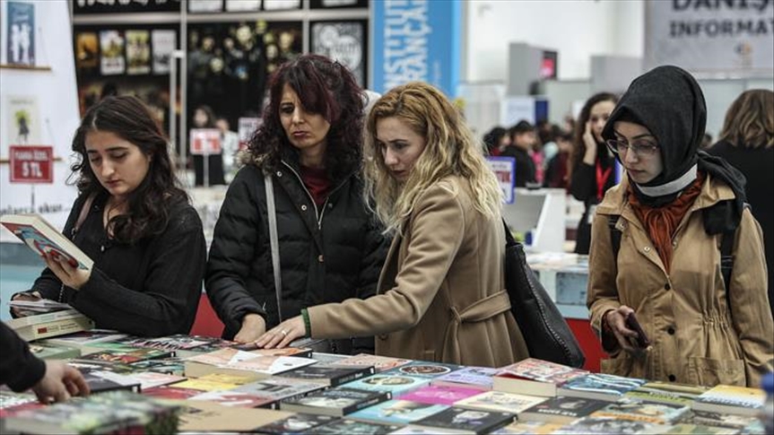 Книжную ярмарку в Анкаре за два дня посетило свыше 90 тыс. человек