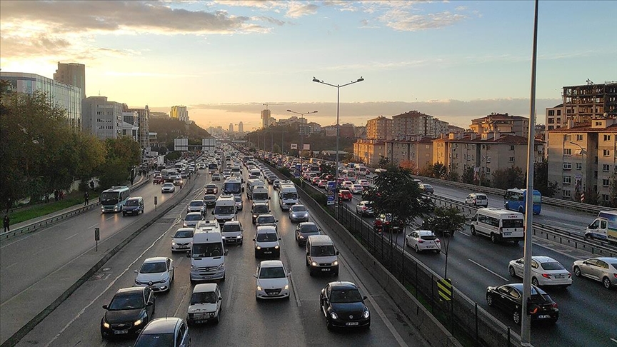 İstanbulda haftanın ilk iş günü trafik yoğunluğu yaşanıyor