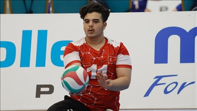 Esed rejiminin saldırısında bacağını kaybeden milli voleybolcu azmiyle takdir topluyor