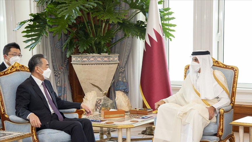 أمير قطر يبحث مع وزير خارجية الصين سبل تعزيز العلاقات