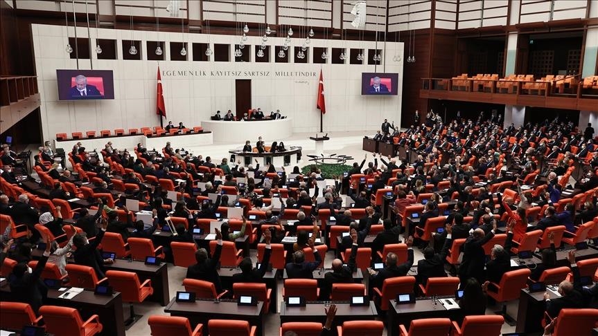 البرلمان التركي يقر تمديد تفويض لإرسال قوات إلى سوريا والعراق 