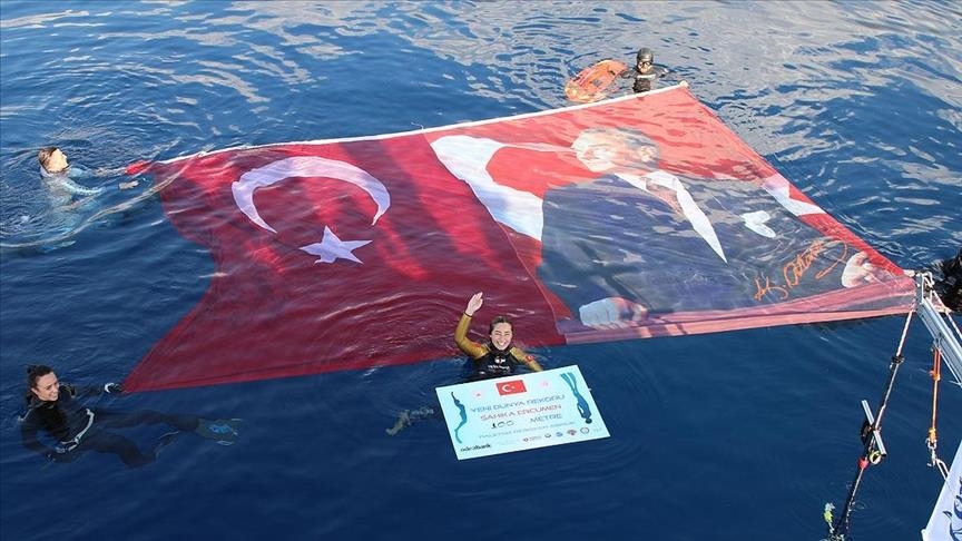 Турската нуркачка Шахика Ерџумен го собори светскиот рекорд нуркајќи на длабочина од 100 метри без пераи