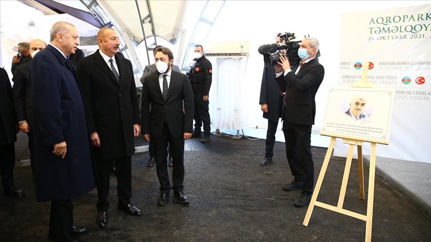 Cumhurbaşkanı Erdoğan ve Aliyev, Karabağ'daki AA sergisinde milli SİHA'ların öncüsü Özdemir Bayraktar'ı yad etti