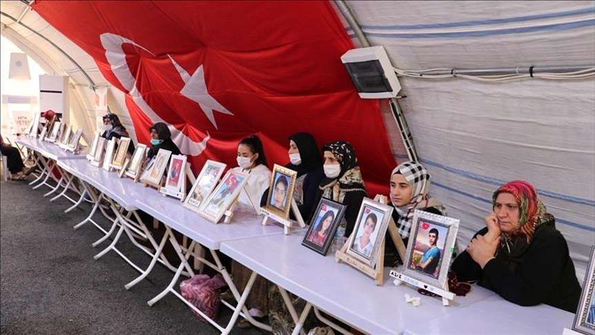Dayikên Diyarbekirê bangî ewladên xwe kirin ku teslîm bibin