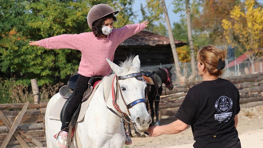 Atlı terapi özel bireyler ile ailelerinin yüzü güldürüyor