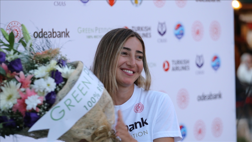 100 metreye dalarak dünya rekoru kıran Şahika Ercümen için tören düzenlendi