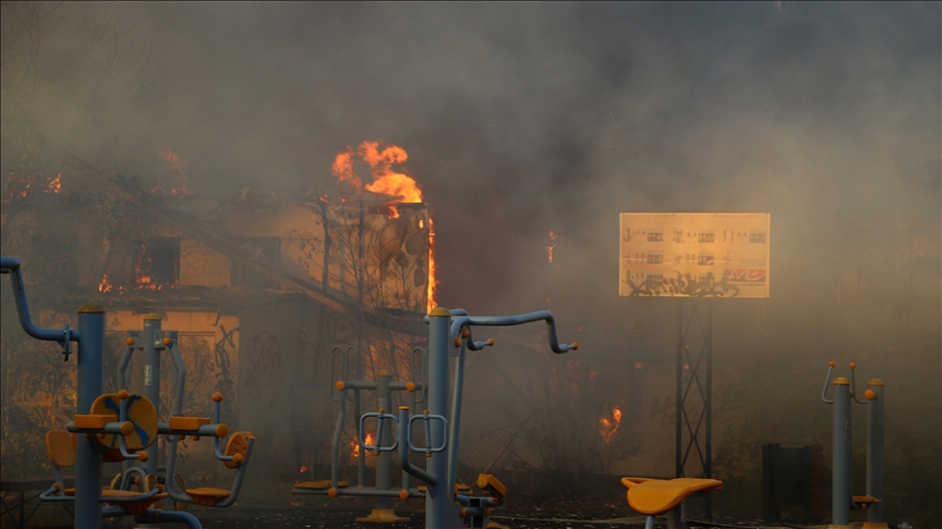 Shpërthen një zjarr në afërsi të parkut të Qytetit të Shkupit