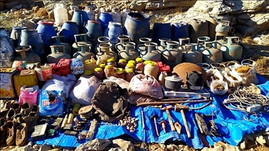 Van'da teröristlerin kullandığı mağarada çok sayıda yaşam malzemesi ele geçirildi