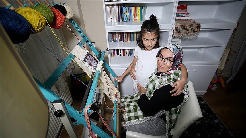 Engelli kızını yalnız bırakmamak için evinin bir odasını atölyeye dönüştürdü