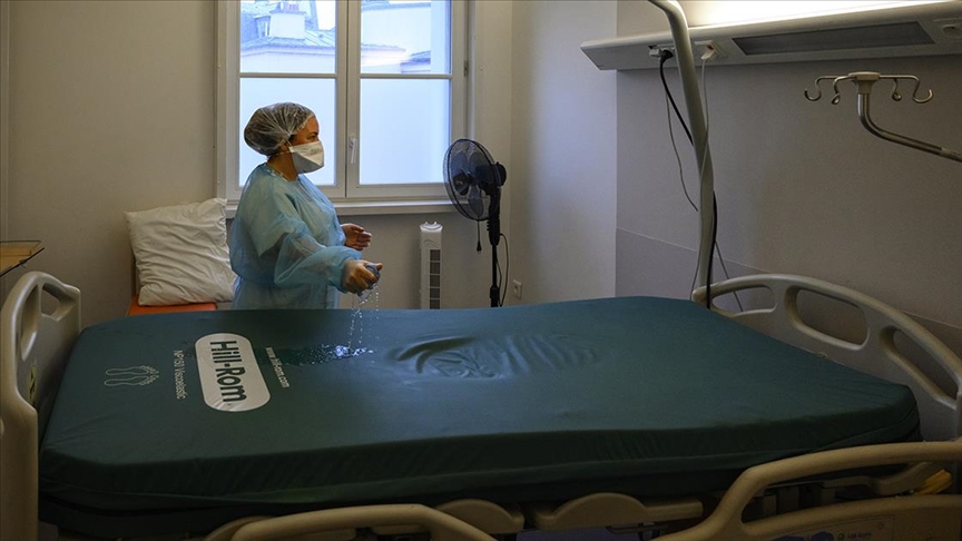 Fransada personel eksikliği nedeniyle hastanelerde yatakların en az yüzde 20si kaldırıldı