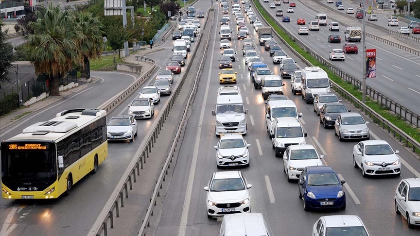 İstanbulda bazı güzergahlarda trafik yoğunluğu yaşanıyor