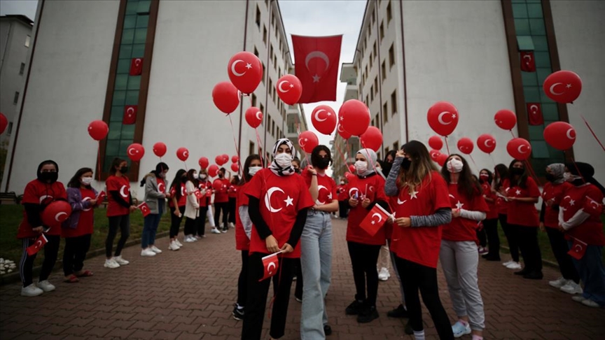 Düzcede üniversite öğrencileri gökyüzüne 98 Türk bayraklı balon bıraktı