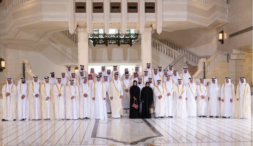 الأمير تميم يستقبل أعضاء أول مجلس شورى منتخب في قطر