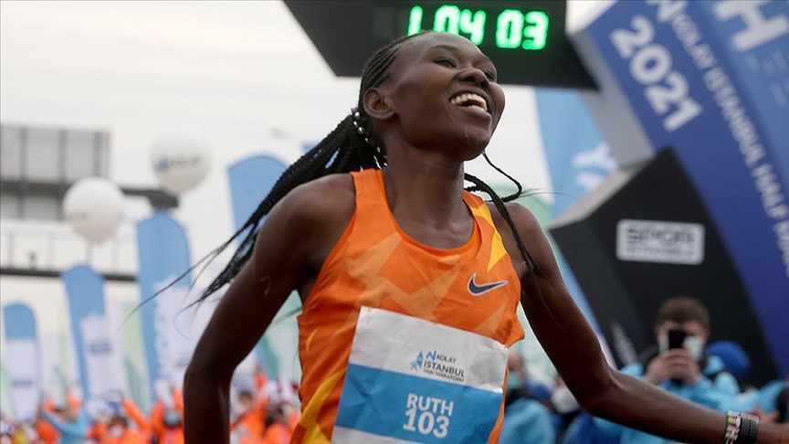 N Kolay İstanbul Yarı Maratonu kadınlarda Dünyanın En Hızlı Yarı Maratonu oldu